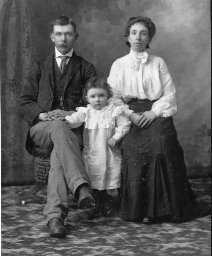 Isaac, Louisa and Edna Holley - family portrait around 1906 in Ontario